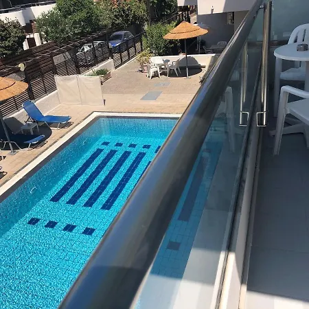卡拉维尔公寓酒店 3*