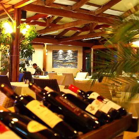 卡拉维尔公寓酒店 3*